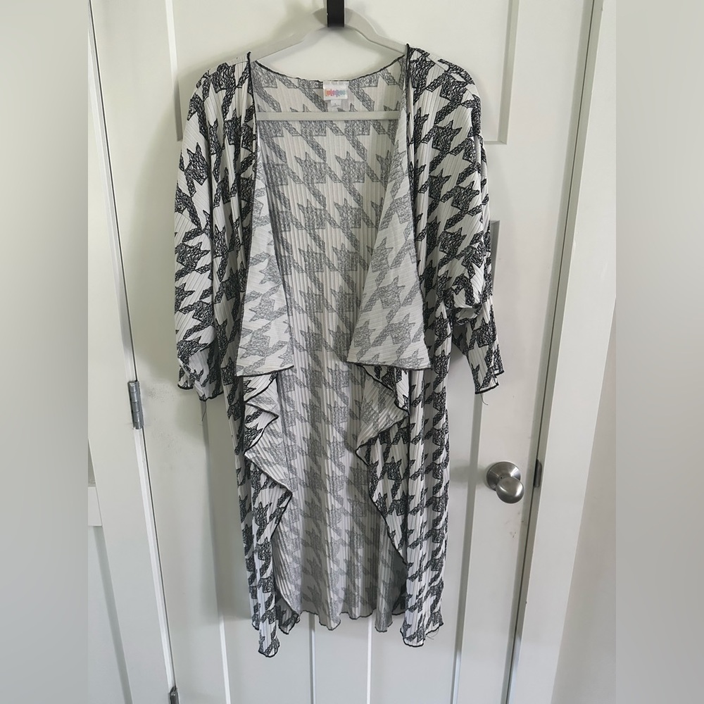 LuLaroe Shirley Black and White Houndstooth Kimono Sz. Lg